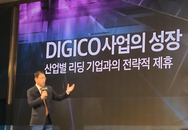 구현모 KT 대표가 16일 열린 AI 간담회에 앞서 디지코 사업 성장 실적을 설명하고 있다./ 이인애 기자