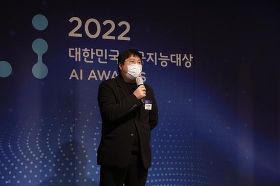 안진명 오드컨셉 이사가 24일 오전 서울 웨스틴조선 호텔에서 열린 ‘2022 대한민국 인공지능 대상’ 시상식에서 패션부문 대상 수상 후 소감을 발표하고 있다. / IT조선