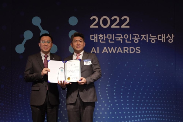 메가존클라우드가 24일 서울 중구 웨스틴조선 호텔에서 열린 ‘2022 대한민국 인공지능 대상’에서 수상했다. 사진은 상을 수상한 황인철 메가존클라우드 공동대표(오른쪽) / IT조선 DB