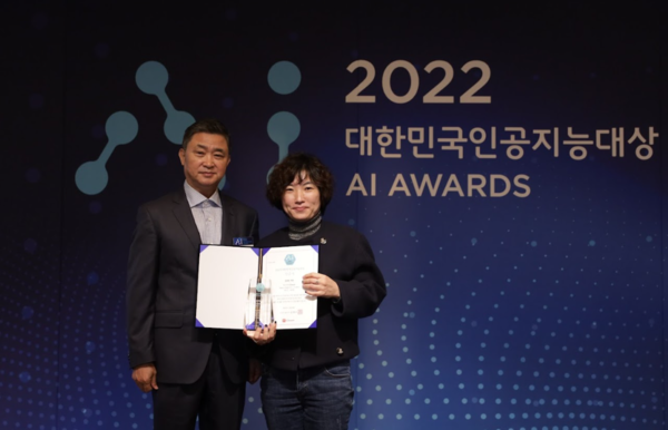권경희 NHN클라우드 AI전략실 이사(오른쪽)가 ‘2022 대한민국 인공지능 대상'에서 컴퓨팅 부문 대상 수상 후 소감을 발표하고 있다. / IT조선