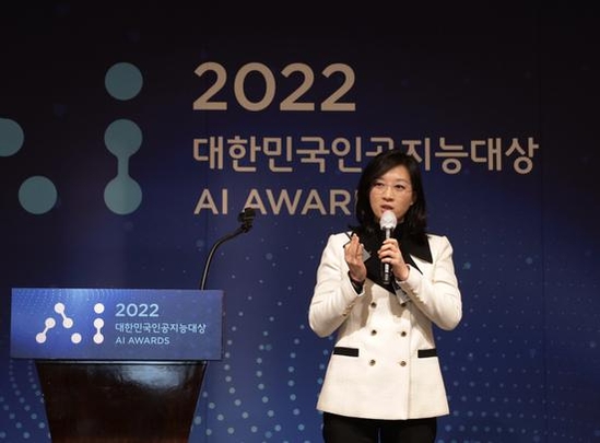 오순영 KB국민은행 금융AI센터장이 24일 오전 서울 웨스틴조선 호텔에서 열린 ‘2022  AI 경영자 포럼’에서 강연하고 있다. / IT조선
