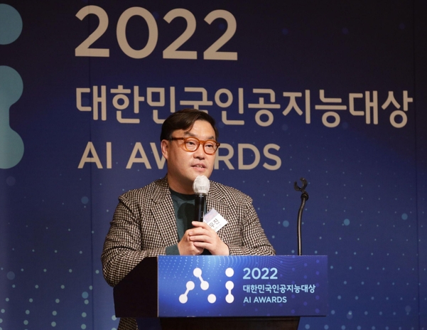 정우진 디지털엑스원 대표가 24일 오전 서울 웨스틴조선 호텔에서 열린 ‘2022  AI 경영자 포럼’에서 강연하고 있다. / IT조선 DB