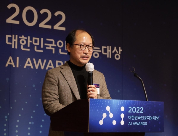 성균관대학교 이지형 교수가 24일 오전 서울 웨스틴조선 호텔에서 열린 ‘2022  AI 경영자 포럼’에서 강연하고 있다. / IT조선 DB