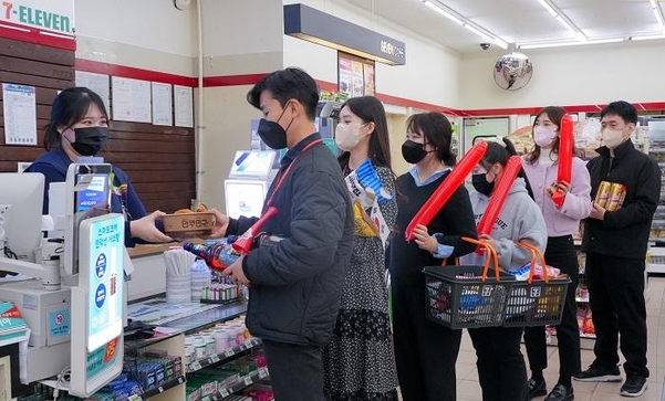 우루과이전 당일(24일) 광화문 인근 세븐일레븐 점포에서 시민들이 상품을 구매하고 있다. / 코리아세븐