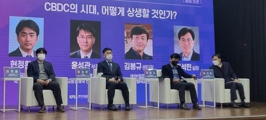 (왼쪽부터) 29일 서울 명동 은행회관 국제회의실에서 열린 ‘2022년도 페이먼트 인사이트(Payment Insight) 세미나’에 현정환 동국대 국제통상 교수, 윤성관 한국은행 금융결제국 전자금융부 부장, 김봉규 NH농협은행 NH디지털 R&D센터 센터장, 최석민 금융결제원 청산관리실 실장이 패널토론에 참석했다. / 박소영 IT조선 기자