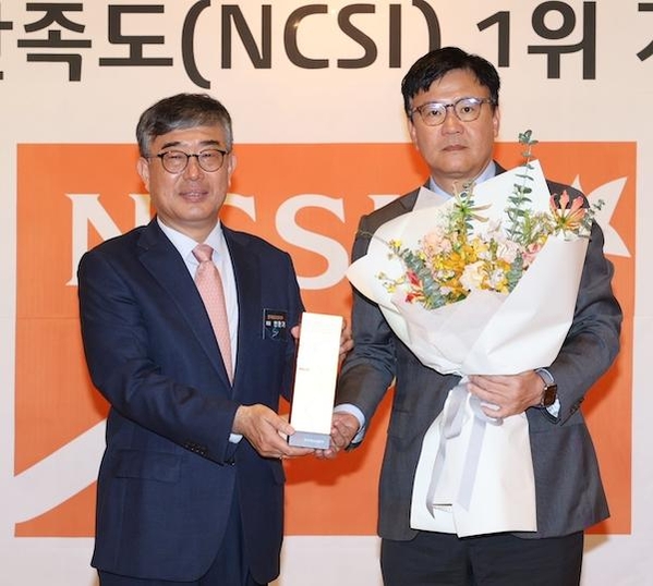 하형일 11번가 사장(오른쪽)이 안완기 한국생산성본부 회장으로부터 NCSI 인증패를 수여받았다. / 11번가
