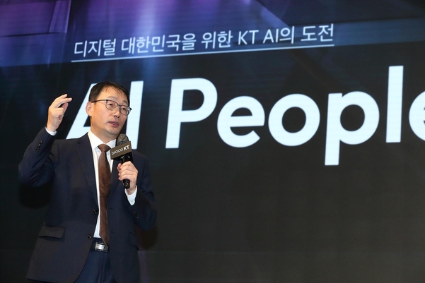 구현모 KT 대표가 ‘AI 발전전략’을 발표하고 있다./ KT