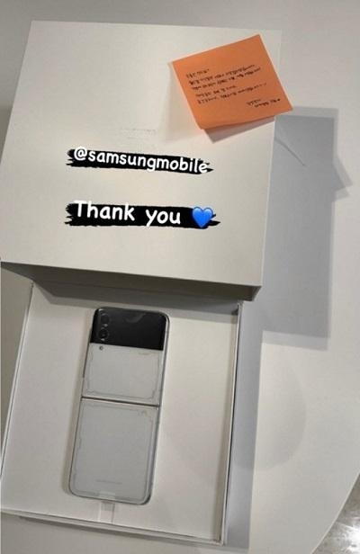 손흥민은 9일 자신의 인스타그램 스토리에 삼성전자 마케팅팀으로부터 받은 '갤럭시Z 플립4 마르지엘라 에디션' 스마트폰 사진을 게재했다. / 손흥민 인스타그램