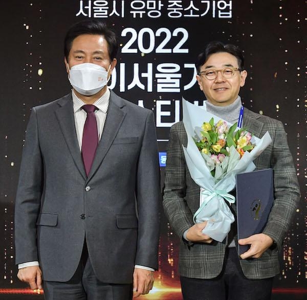임상진 생활맥주 대표(오른쪽)가 오세훈 서울시장으로부터 표창을 수상하고 있다. / 데일리비어