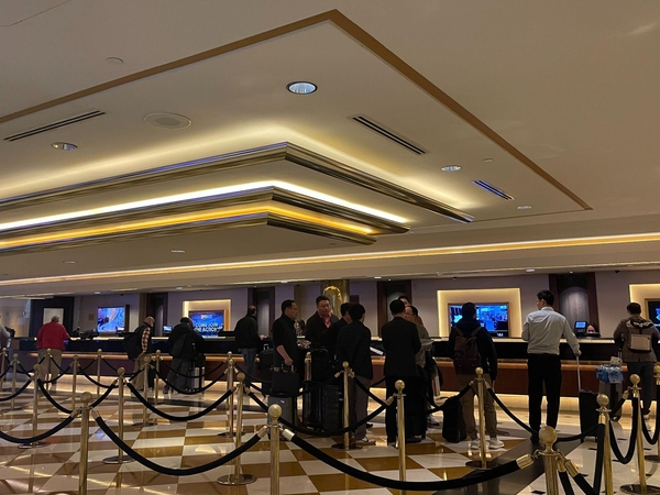 미국 라스베이거스에 위치한 웨스트게이트 호텔 로비에서 손님들이 체크인을 하기 위해 기다리고 있다. / 박혜원 기자자