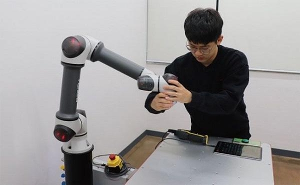 레인보우로보틱스 직원이 협동 로봇 ‘RB5’ 작동법을 시연하고 있다. / 조선일보 DB