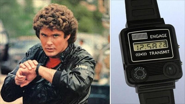 1980년대 후반 KBS에서 방영한 미국 드라마 ‘전격 Z작전’의 한 장면. 주인공 마이클이 손목시계로 키트를 부르고 있다. 오른쪽은 손목시계를 재현한 모습 / 네이버 블로그