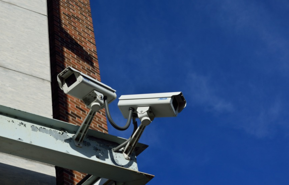 거리에 설치된 방범용 보안 CCTV / 픽사베이