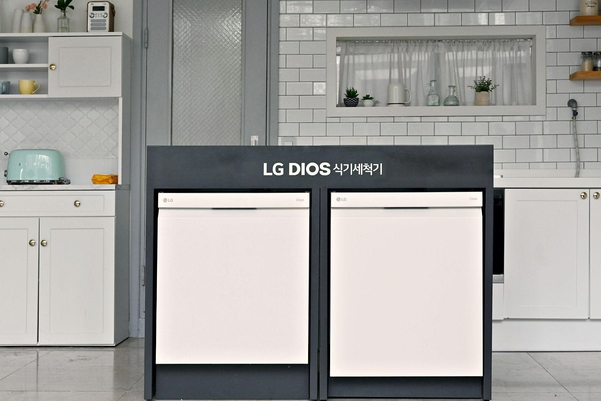 LG전자가 새로 출시한 14인용 디오스 오브제컬렉션 식기세척기 신제품(오른쪽)과 기존 제품 비교 사진 / LG전자