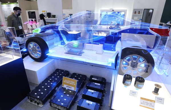 2022년 7월 6일 경기 고양시 킨텍스에서 열린 제20회 국제 나노기술심포지엄 및 융합전시회 '2022 나노 코리아' 에서 참석자들이 나노소재가 적용된 전기자동차 배터리 셀을 살펴보고 있다. / 뉴스1
