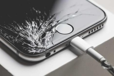 손상된 아이폰 모습 / 애플인사이더