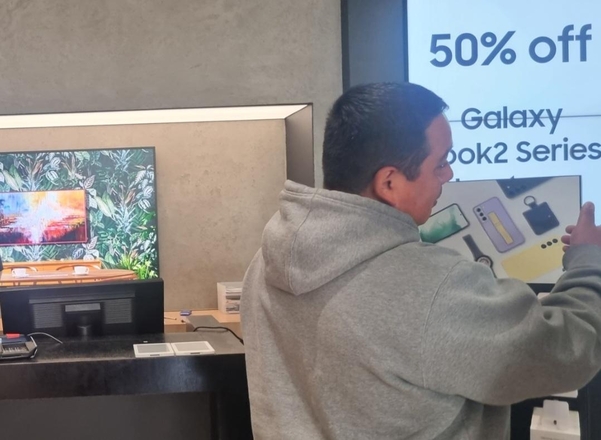 미국 로스앤젤레스에 위치한 삼성 매장 전광판에는 갤럭시북2 시리즈 50% 할인 판매 안내가 나오고 있다. / 이인애 기자