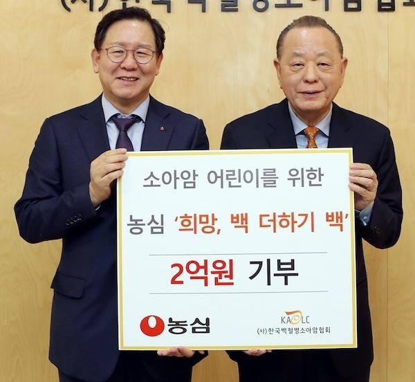 황청용 농심 부사장(왼쪽), 이중명 한국백혈병소아암협회장. / 농심