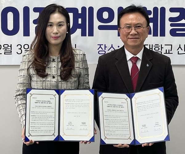 박지예 빅썸바이오 대표(왼쪽), 이영돈 제주대학교 산학협력단장 교수. / 롯데칠성음료