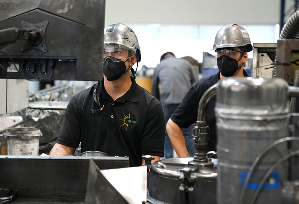 미국 애리조나주에 위치한 우르빅스社 (Urbix)의 사업장에서 직원들이 흑연 정제 과정을 살펴보고 있다. / 우르빅스