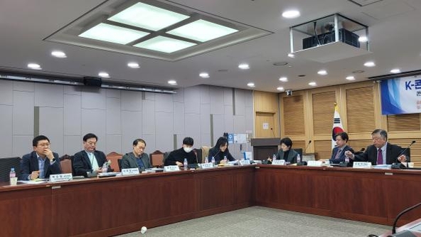 채창렬 문화체육관광부 사무관(왼쪽에서 4번째)이 토론을 준비하고 있다. / 변인호 기자