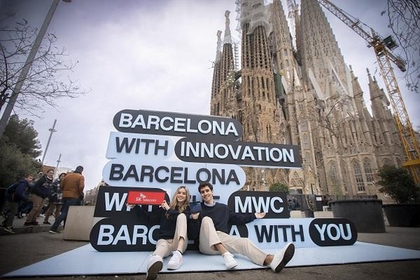 현지 모델들이 바르셀로나의 대표 명소 사그라다 파밀라아 성당(성 가족 성당)을 배경으로 MWC23 개막을 알리고 있다. / SK텔레콤