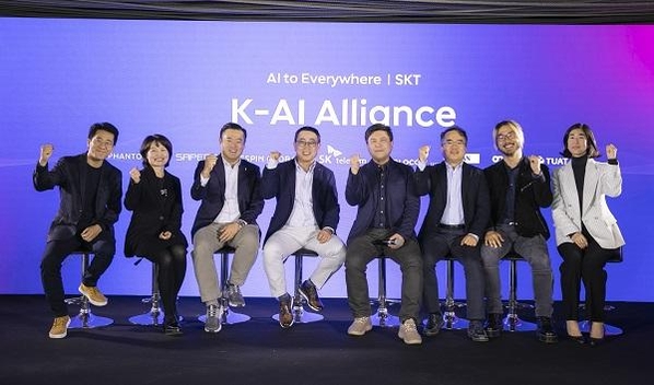 유영상 SKT 대표(사장)가 26일(현지시각) 모바일월드콩그레스(MWC 2023) 개막을 하루 앞둔 스페인 바르셀로나에서 기자간담회를 열고 ‘K-AI 얼라이언스’동맹을 맺은 한국 AI 기업 대표들과 파이팅을 외치고 있다. / SKT