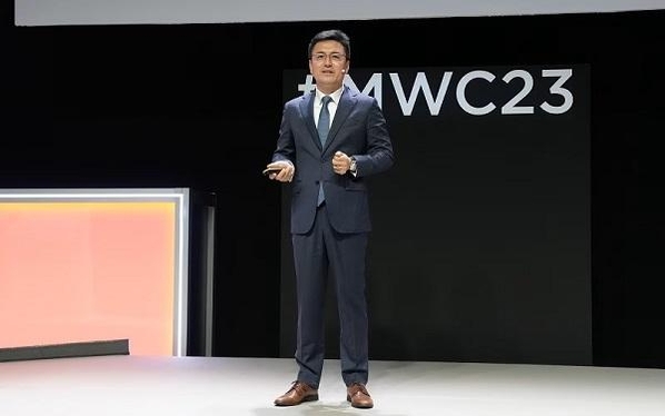리차드 리우 화웨이 클라우드 코어 네트워크 제품 라인 사장이 MWC 2023에서 5.5G 시대를 선도하기 위한 기술과 솔루션을 발표하고 있다. / 화웨이