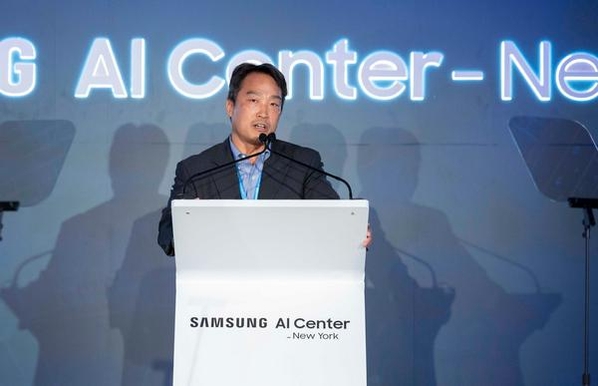 미국 뉴욕에서 열린 삼성전자 글로벌 인공지능(AI) 연구센터 개소식에서 다니엘 리 삼성전자 부사장(사진)이 연설을 하고 있다. /뉴스1