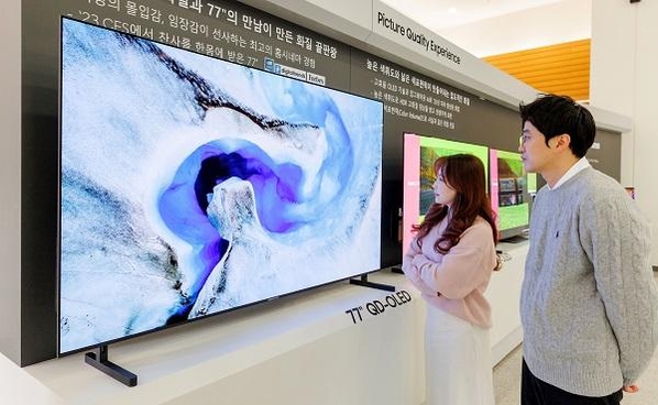 삼성디스플레이 직원들이 초대형 77인치 TV용 QD-OLED를 제품을 관람하고 있다. / 삼성디스플레이