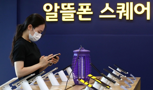 고물가·고금리 시대에 돌입하면서 통신비 절약을 위한 알뜰폰 사용자가 늘어나고 있다. 2022년 6월 20일 한국통신사업자연합회에 따르면 지난달 알뜰폰 신규 가입자수는 15만8093명으로 전달 대비 8.4%가량 증가했다. 사진은 21일 서울 시내에 위치한 알뜰폰 스퀘어 매장 모습./ 뉴스1