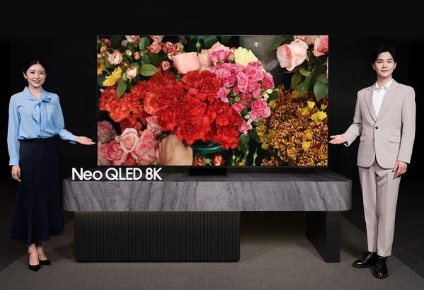 삼성전자 모델이 프리미엄 TV 시장을 주도하고 있는 Neo QLED 8K 2023년형 신제품을 소개하고 있는 모습 / 삼성전자