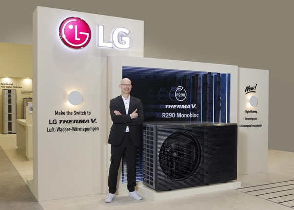 LG전자 직원이 차세대 친환경 냉매 R290을 적용한 실내외기 일체형 히트펌프 신제품 '써마브이 R290 모노블럭'을 소개하고 있다. /LG전자