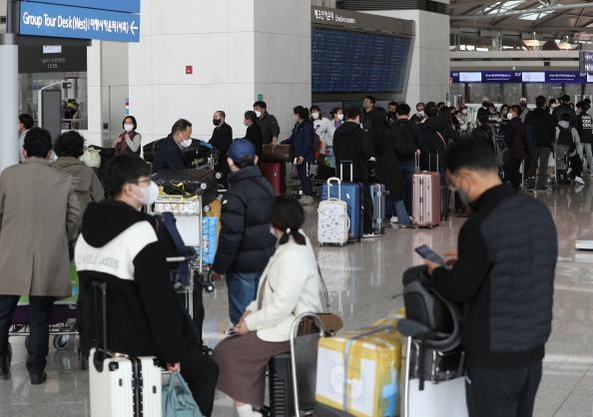 3월 7일 오후 인천국제공항 1터미널 출국장에서 수속을 기다리는 시민들의 모습. / 뉴스1
