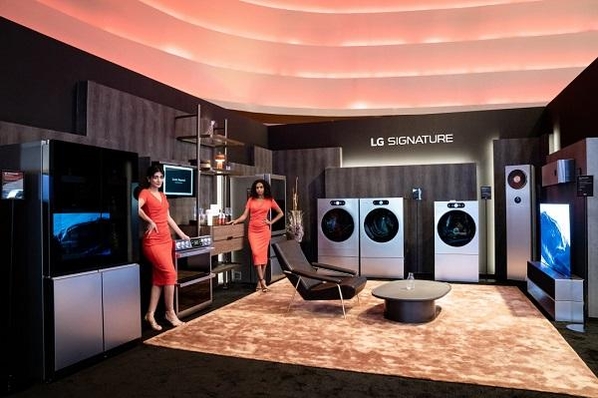 LG전자 모델들이 초프리미엄 생활가전 LG 시그니처(LG SIGNATURE) 2세대 라인업을 소개하고 있다. / LG전자