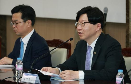 (오른쪽) 김소영 금융위원회 부위원장이 지난 15일 오후 서울 종로구 정부서울청사에서 열린 '은행권 경영·영업 관행·제도 개선 실무작업반 제3차 회의'에서 모두 발언을 하고 있다. / 금융위