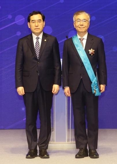 김석수 동서식품 회장(오른쪽), 이창양 산업통상자원부 장관. / 동서식품
