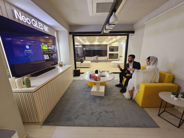 이라크 바그다드에 위치한 '스마트싱스 홈(SmartThings Home)'의 스마트 리빙존에서 스마트싱스(SmartThnigs)를 통해 네오 QLED 8K 화면 분할 기능을 체험하고 있는 모습 /삼성전자