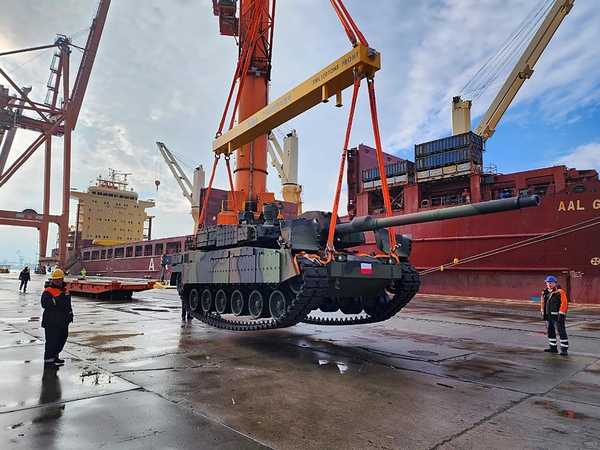 폴란드에 도착한 K2 전차. / 현대로템