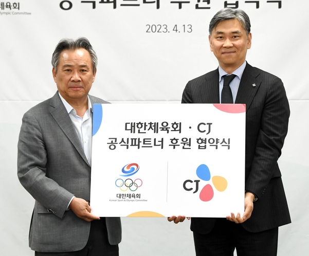 대한체육회 이기흥 회장(왼쪽)과 CJ 김홍기 대표이사/ CJ