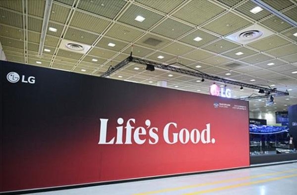 WIS 2023 LG전자 부스에서 ‘LG 액티브 레드’ 와 블랙 컬러를 배경색으로 활용한 ‘Life’s Good’(라이프스굿) 슬로건 / LG전자