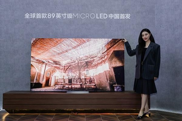 삼성전자 모델이 상하이 신국제박람센터에서 열리는 중국 최대 가전전시회 AWE에서 89인치 마이크로 LED를 선보이고 있다. / 삼성전자