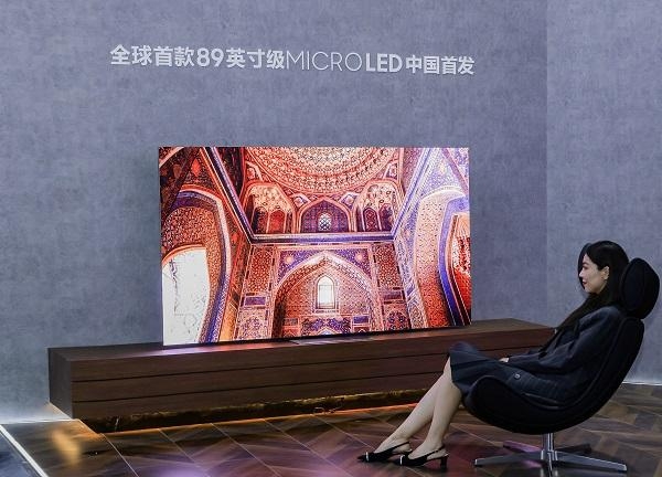 삼성전자 모델이 상하이 신국제박람센터에서 열리는 중국 최대 가전전시회 AWE에서 89인치 마이크로 LED를 선보이고 있다. / 삼성전자