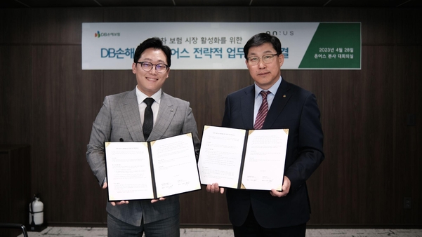 왼쪽부터 김종호 온어스 대표이사, 박성록 DB손해보험 부사장./사진=온어스
