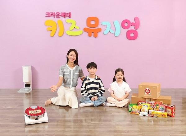 삼성전자 모델이 서울 용산에 위치한 크라운제과 키즈뮤지엄에서 '아이 LIKE 제트 봇 AI' 캠페인을 소개하고 있다. / 삼성전자