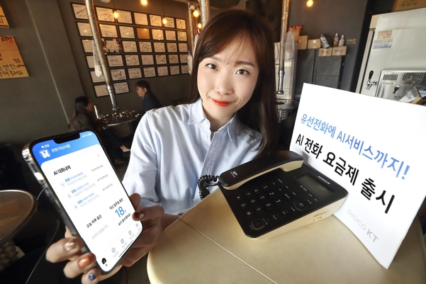 서울 신사동의 한 고깃집에서 직원이 KT AI전화를 소개하고 있다./ KT