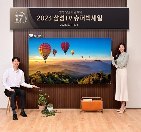 삼성전자 모델이 서울 논현동에 위치한 삼성스토어 청담점에서 ‘2023 삼성 TV 슈퍼빅세일’을 소개하고 있는 모습 / 삼성전자