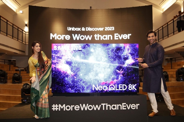 삼성전자 모델들이 인도 방갈로르 삼성 오페라 하우스에 전시된 삼성전자 2023년 TV 신제품을 소개하고 있다. / 삼성전자