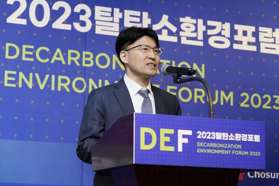 17일 정택중 한국형 RE100 협의체 의장이 서울 웨스틴조선 호텔에서 열린 ‘2023 탈탄소환경포럼’에서 기조연설을 했다. / IT조선