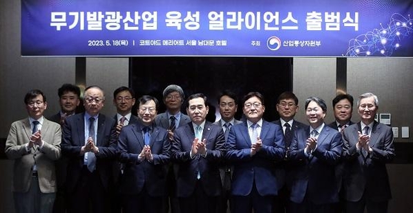 이창양 산업통상자원부 장관(앞줄 가운데)이 18일 오후 서울 중구 남대문로 코트야드 메리어트 남대문에서 열린 무기발광산업 육성 얼라이언스 출범식에서 참석자들과 기념 촬영을 하고 있다. / 뉴스1